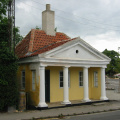 Lille hus i elegant græsk stil