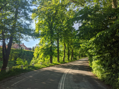 Et stykke glemt landevej, der med sine oprindelige autoværn har ligget i en tidslomme siden ca 1990 hvor vejen blev omlagt. Til venstre herregården Bramstrup.